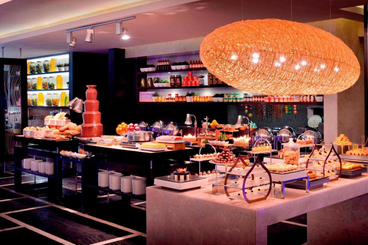Marriott Hotel Al Jaddaf, Dubai Dış mekan fotoğraf The buffet at the restaurant