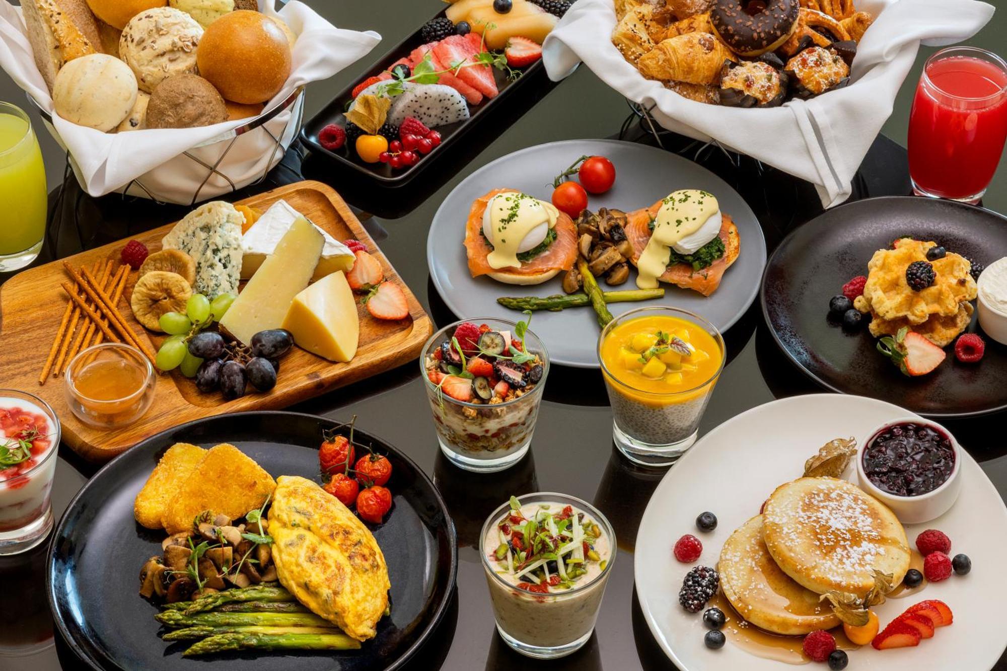 Marriott Hotel Al Jaddaf, Dubai Dış mekan fotoğraf A selection of breakfast items