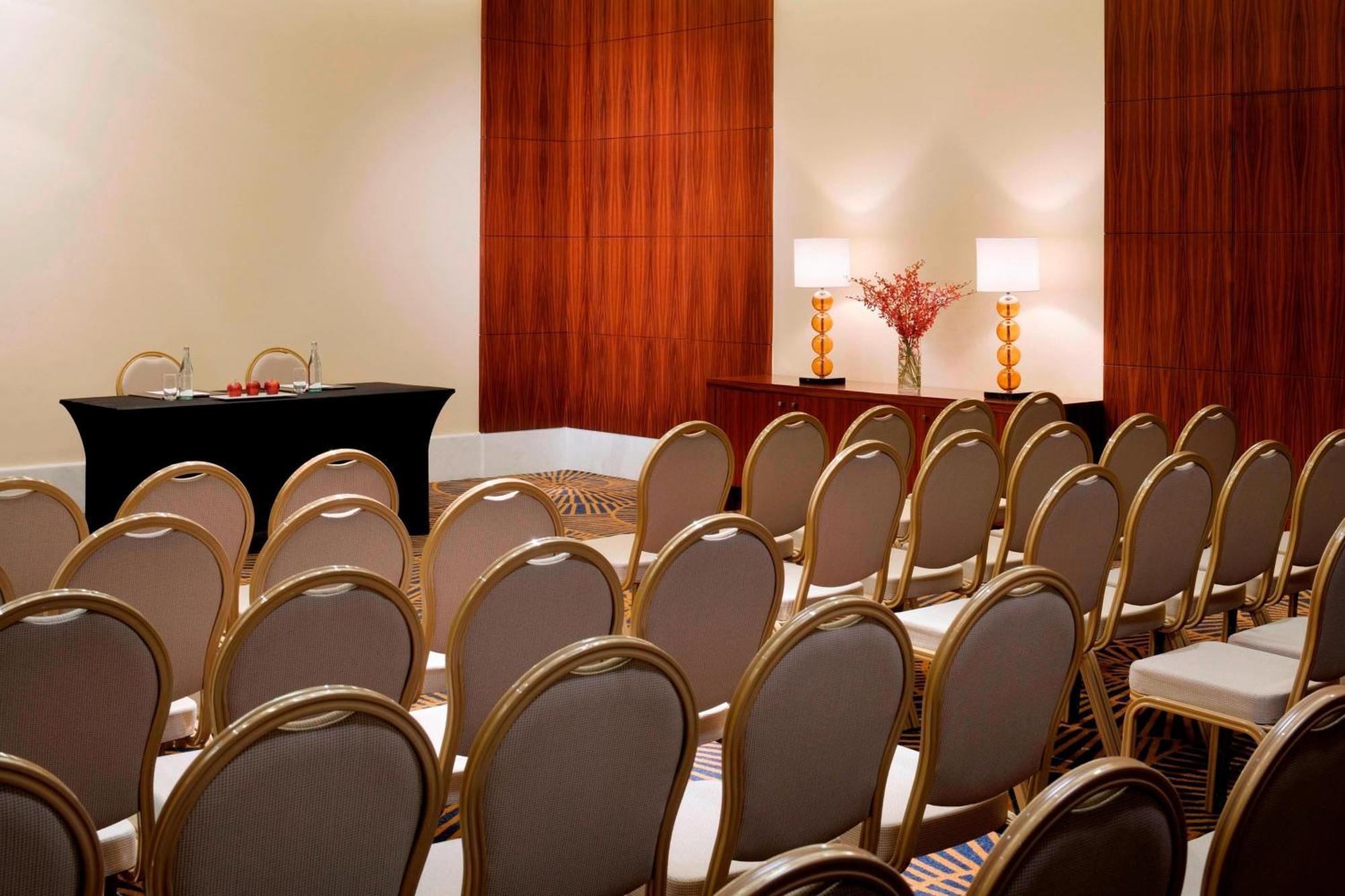 Marriott Hotel Al Jaddaf, Dubai Dış mekan fotoğraf A meeting room at the Four Seasons Hotel in Washington, D.C.