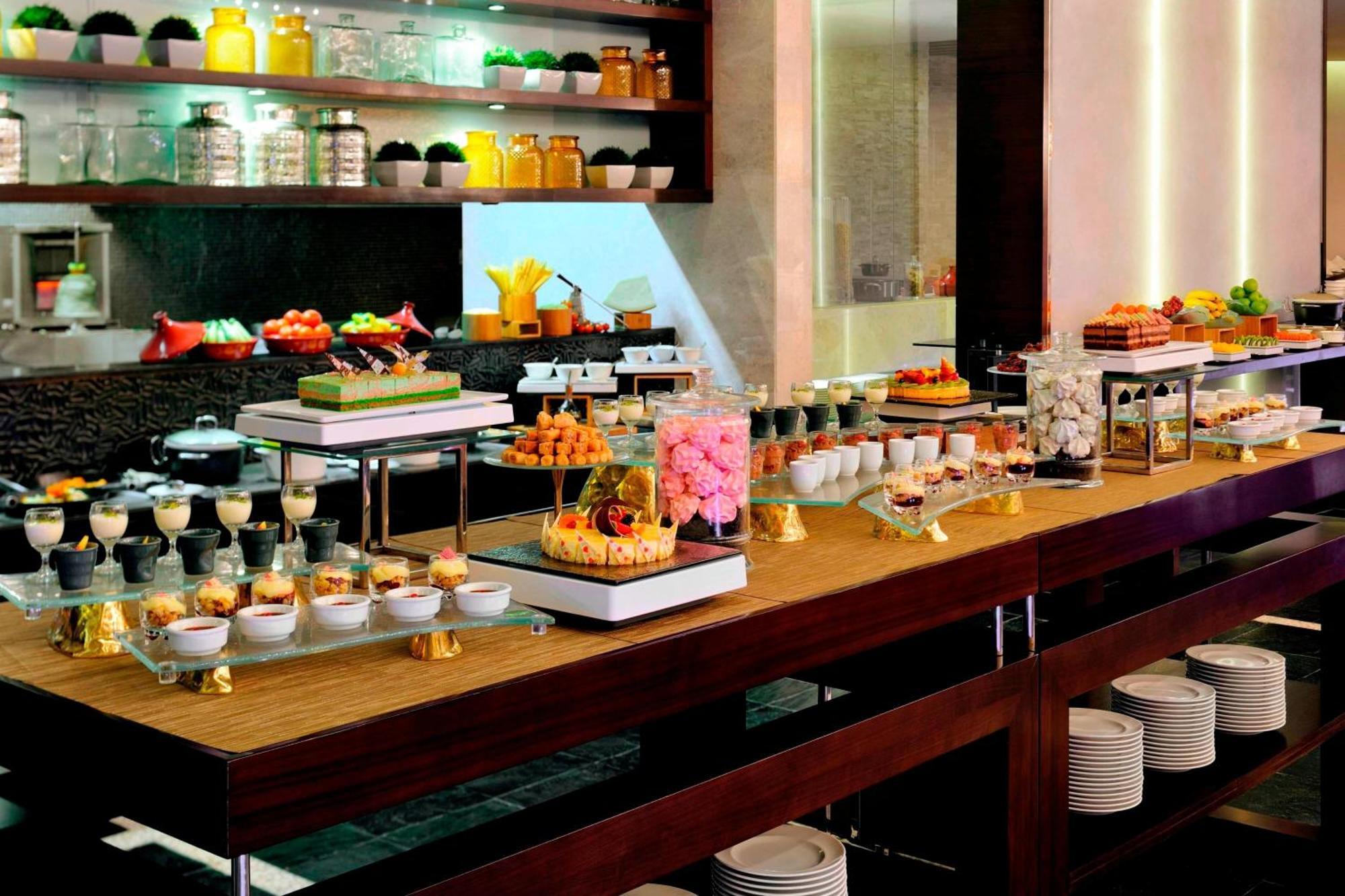Marriott Hotel Al Jaddaf, Dubai Dış mekan fotoğraf A dessert buffet