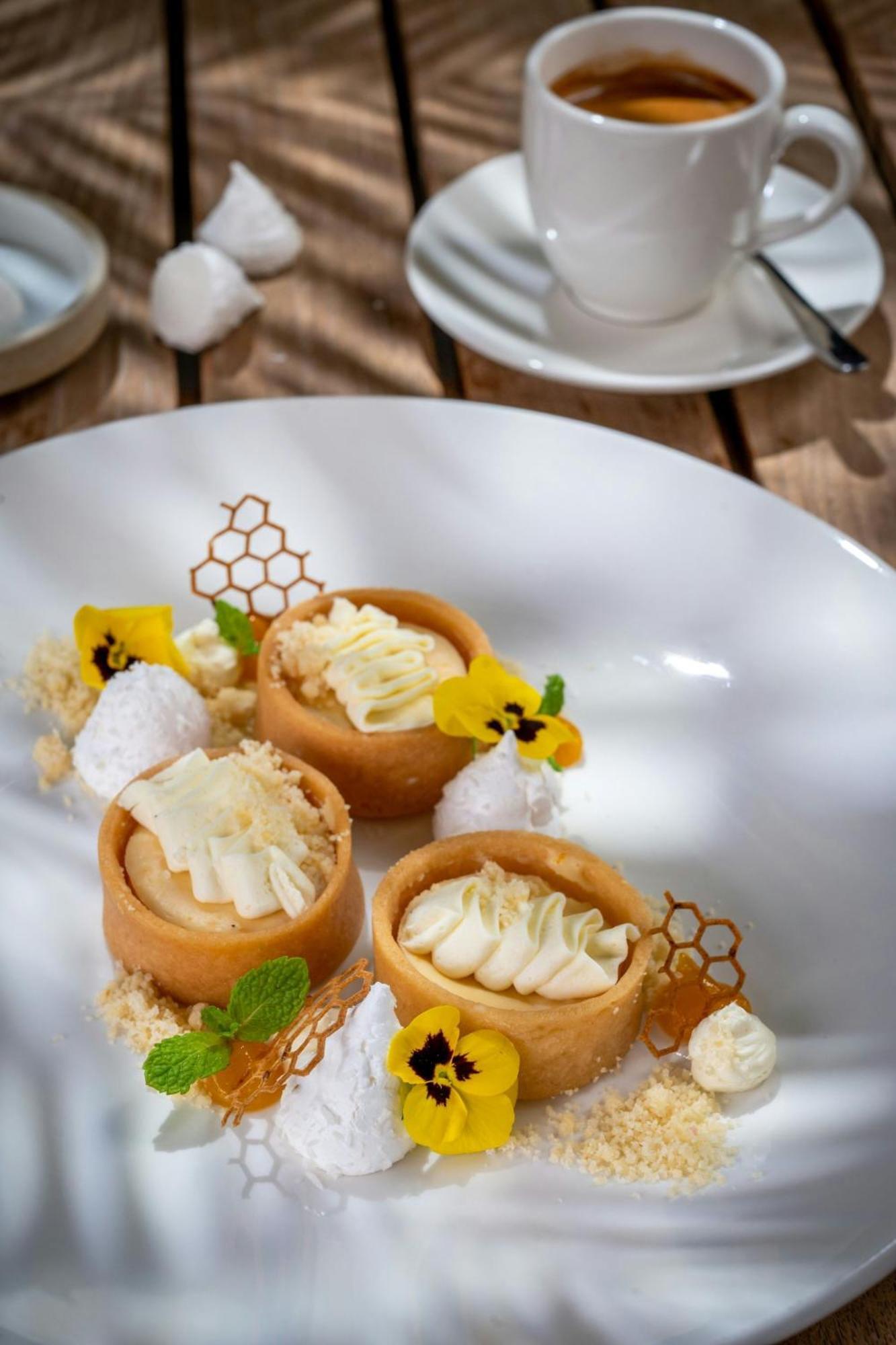 Marriott Hotel Al Jaddaf, Dubai Dış mekan fotoğraf A dessert