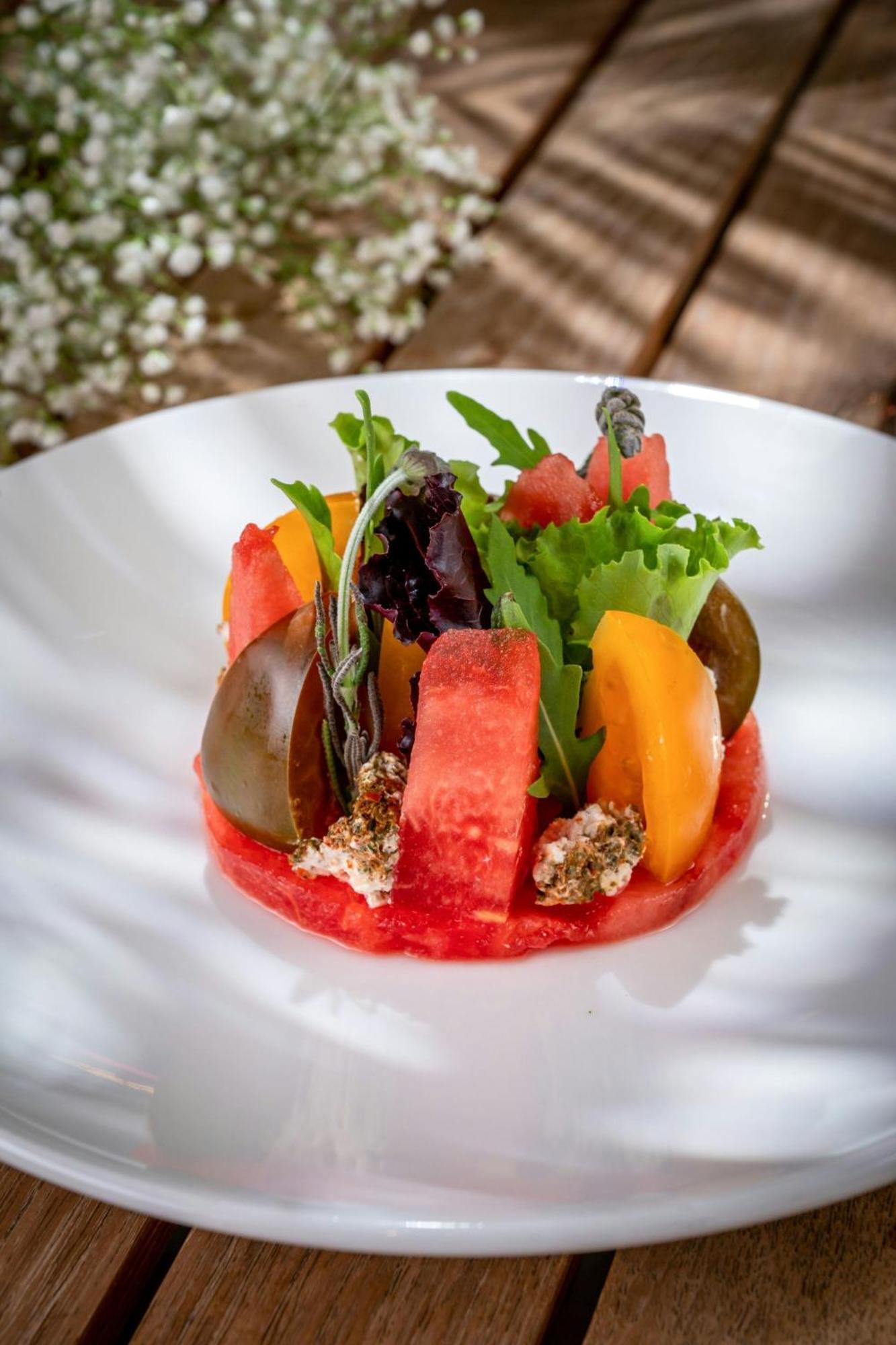 Marriott Hotel Al Jaddaf, Dubai Dış mekan fotoğraf Watermelon salad